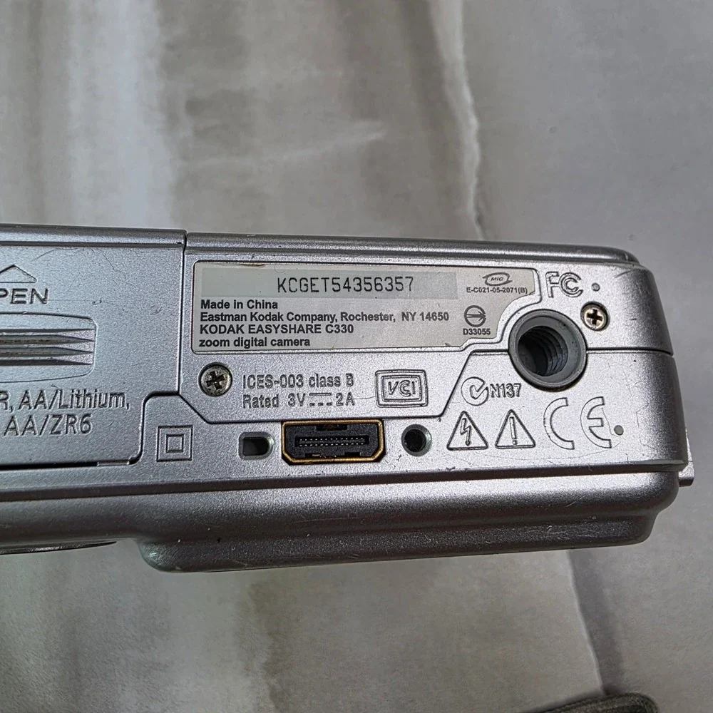 Kodak EasyShare C330 Silver Digital Camera 4.0MP 3x Optical Zoom Retinar Lens S3